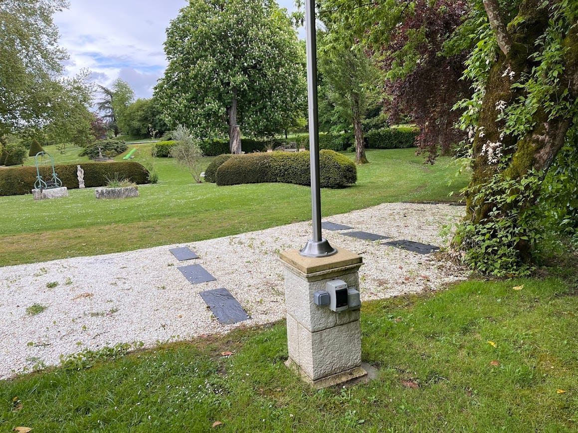 Parking avec borne éléctrique des gites du Castel Silence proche de Saintes