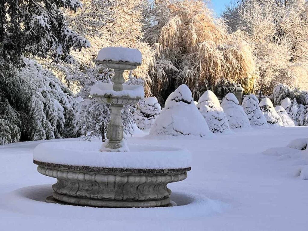 Parc des gîtes du Castel Silence sous la neige Charente-Maritime - France